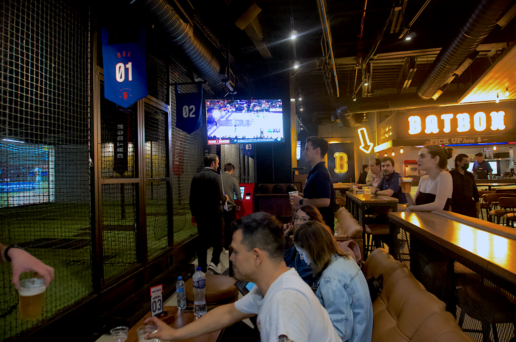 Béisbol y diversión en Batbox Plaza Sikara, Monterrey.