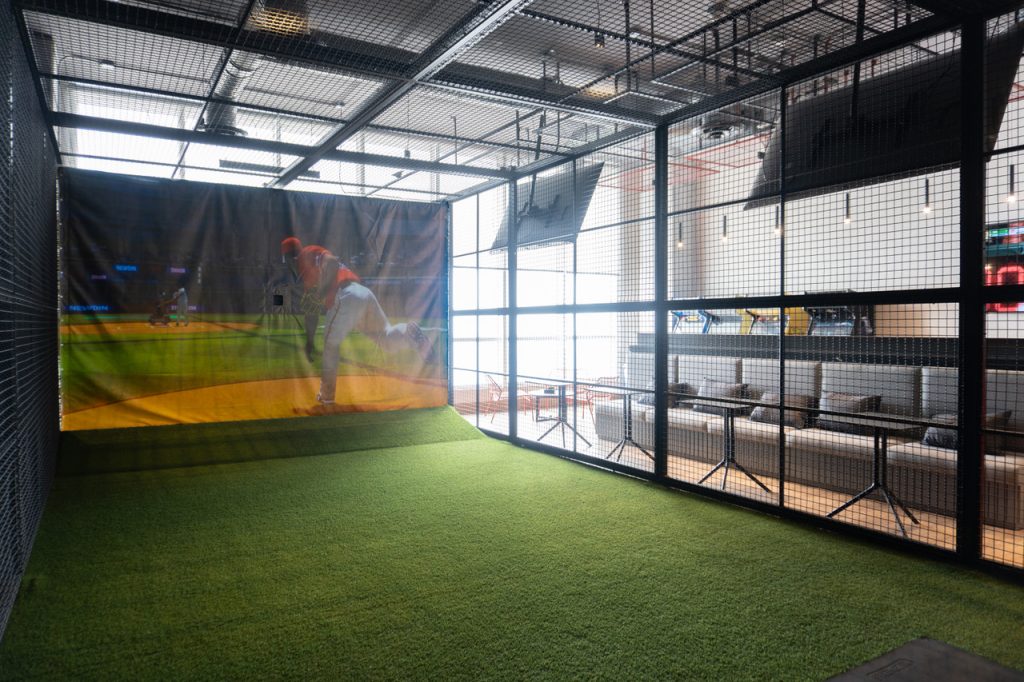 El simulador Strikezon de Batbox, ofrece una experiencia inmersiva de béisbol de alta tecnología.