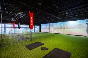 Jóvenes disfrutando de la experiencia única en Batbox, el Sports bar que fusiona deporte, tecnología y diversión